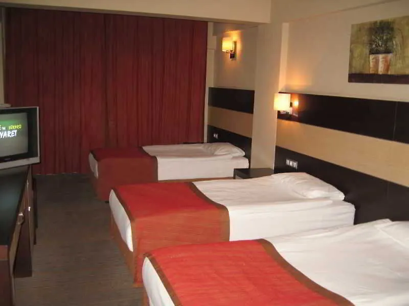 Mom Hotel Esmirna 4*,